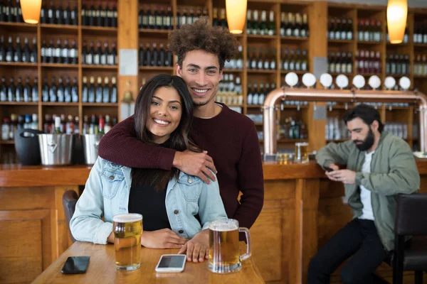 Man omhelst vrouw in staaf — Stockfoto