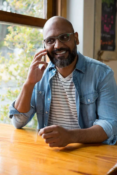 Man aan het praten op mobiele telefoon — Stockfoto