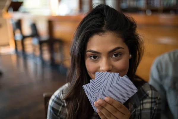 Жінка тримає карти в барі — стокове фото