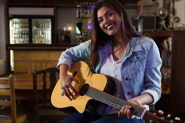 Kvinna spelar gitarr — Stockfoto