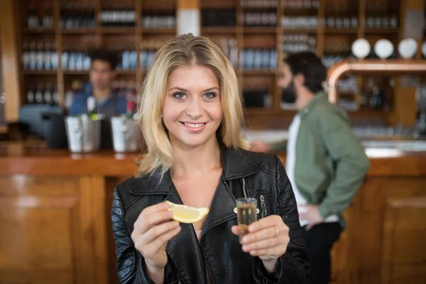 Mujer tomando tequila en el bar — Foto de Stock