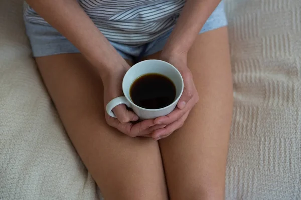 ブラック コーヒーを飲んでいる女性 — ストック写真
