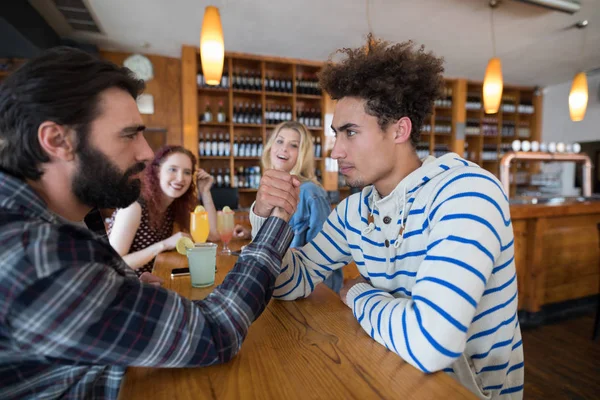 Twee mannen arm worstelen in staaf — Stockfoto