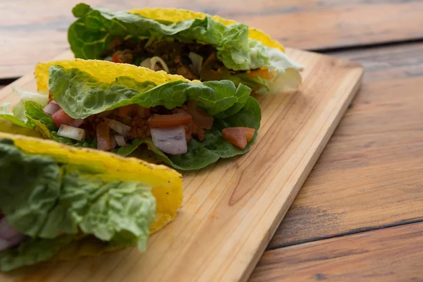 Tacos mexicains sur plateau en bois — Photo