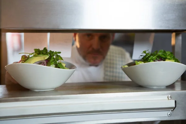 Chef maschile preparare il pasto — Foto Stock