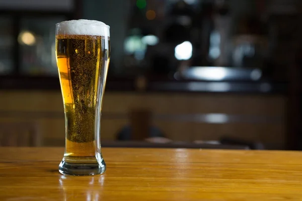 Vaso de cerveza en el mostrador — Foto de Stock