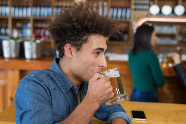 Mann trinkt Glas Bier — Stockfoto