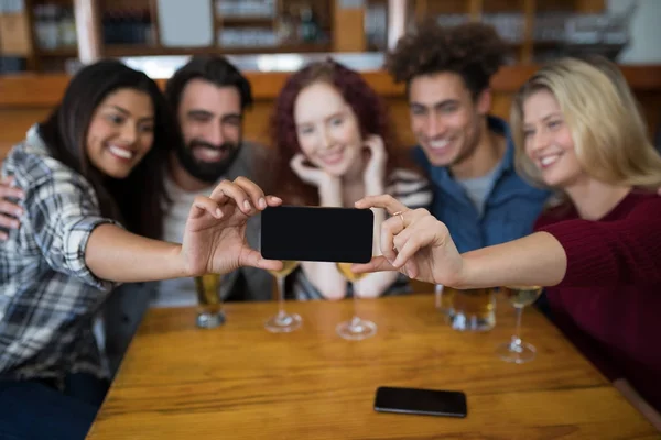 Vänner att ta selfie med telefon — Stockfoto