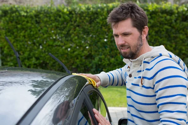 Auto-Service-Mitarbeiter reinigen Auto mit Staubwedel — Stockfoto