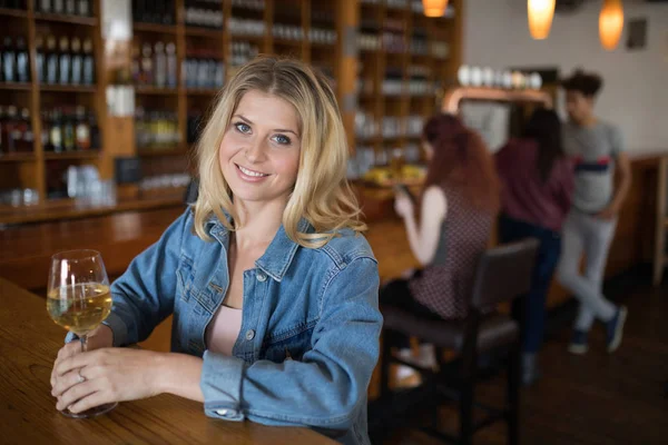 Femme ayant du vin au comptoir — Photo