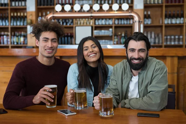 Vrienden hebben glas bier in staaf — Stockfoto