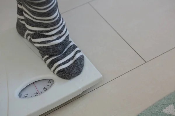 Woman checking her weight — Stock Photo, Image