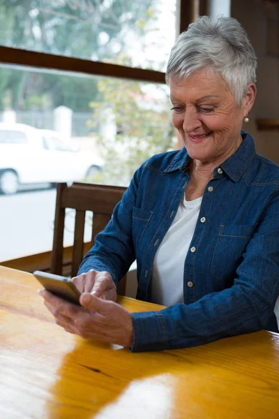 Senior woman using mobile phone — Stock Photo, Image