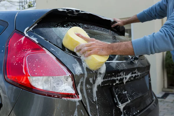 Auto servis, mytí auta s houbou — Stock fotografie