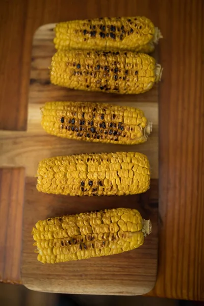 Kukurydza dziecka pieczone na drewniana Taca — Zdjęcie stockowe
