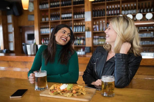 Freundinnen beim Bier — Stockfoto