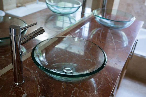 Üveg mosogató, acél csapok — Stock Fotó
