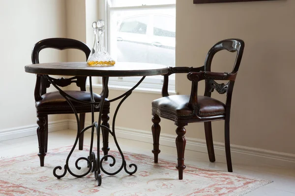 Ronde tafel en stoelen in woonkamer — Stockfoto