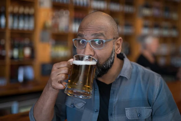 レストランでビールのグラスを持っている人 — ストック写真