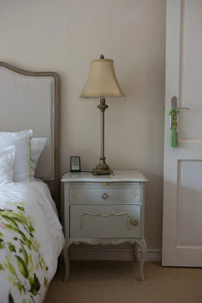 나무 침대 옆 테이블 램프 — 스톡 사진