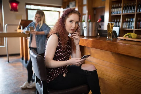 Kadın sandalyede oturan ve telefon kullanma — Stok fotoğraf