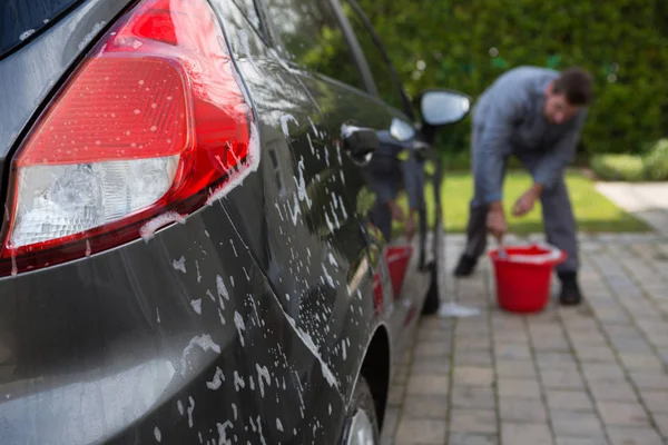Bir araba yıkama oto servis personeli — Stok fotoğraf