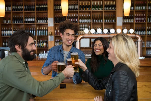 Přátel, opékání sklenice piva v barech — Stock fotografie