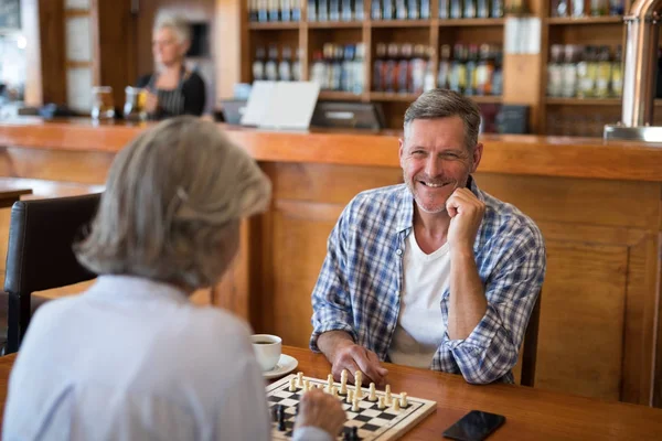 Freunde spielen Schach in Bar — Stockfoto