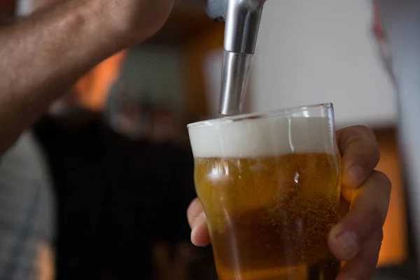 Brewer vullen bier in bierglas — Stockfoto