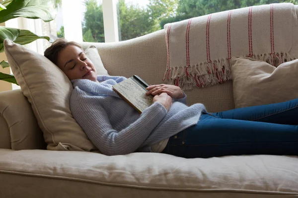 Mulher dormindo pacificamente no sofá — Fotografia de Stock