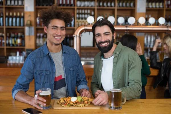 Mannelijke vrienden met glas bier — Stockfoto