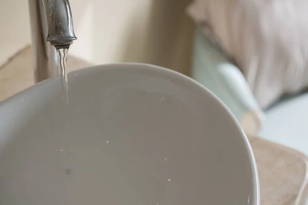 Close-up de água que atravessa a torneira — Fotografia de Stock