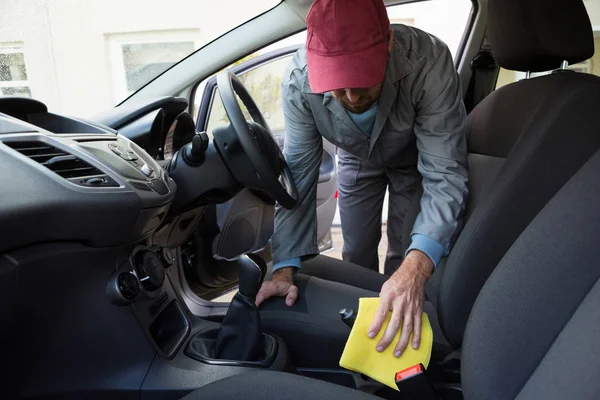 Arbetstagare rengöring plats inne i bilen — Stockfoto