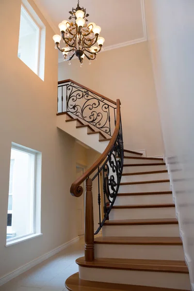 Лестница и люстра дома — стоковое фото