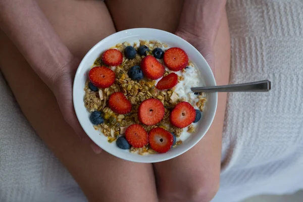 Sección media de la mujer desayunando — Foto de Stock