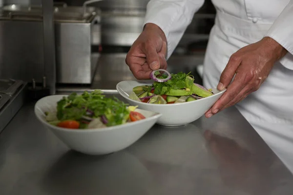 Male chef preparing meal — Stock Photo, Image