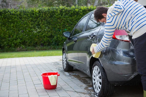 Auto Serwis personel mycie samochodu z gąbką — Zdjęcie stockowe