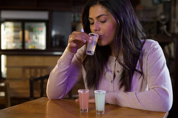 Mujer bebiendo tequila tiro — Foto de Stock