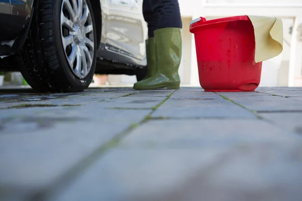 Autoservice-Mitarbeiter waschen ein Auto — Stockfoto