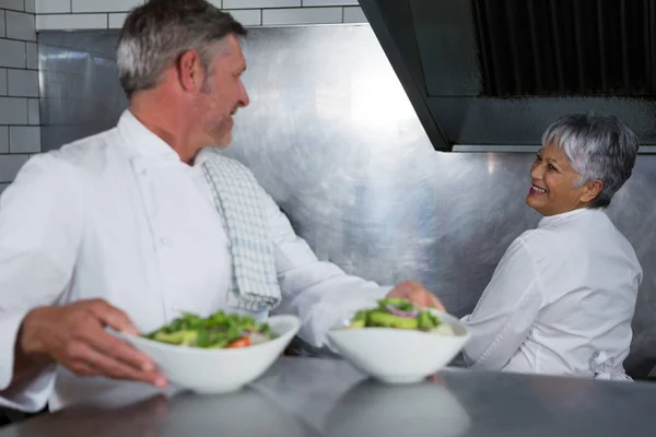 Чоловічий шеф-кухар тримає харчову тарілку — стокове фото