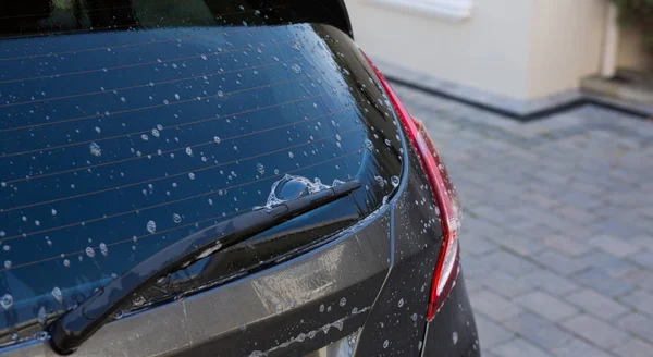 Halb gewaschenes Auto mit Seifenschaum — Stockfoto