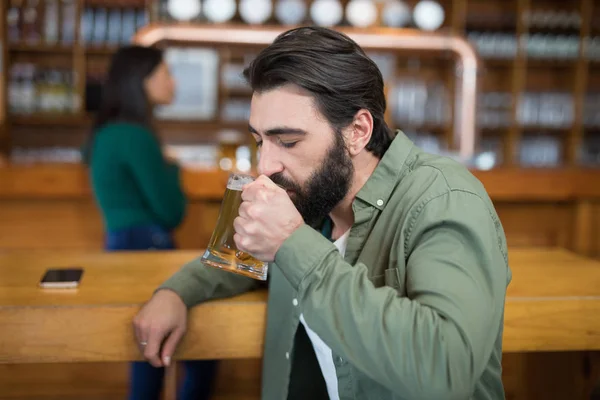 Bardak bira içme adam — Stok fotoğraf