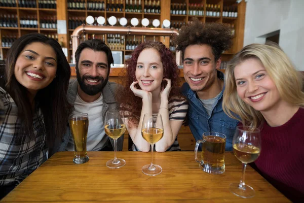 Vrienden zitten samen in bar — Stockfoto