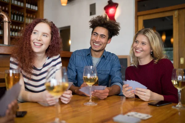 Amigos jugando a las cartas — Foto de Stock