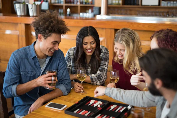 Vrienden spelen backgammon — Stockfoto