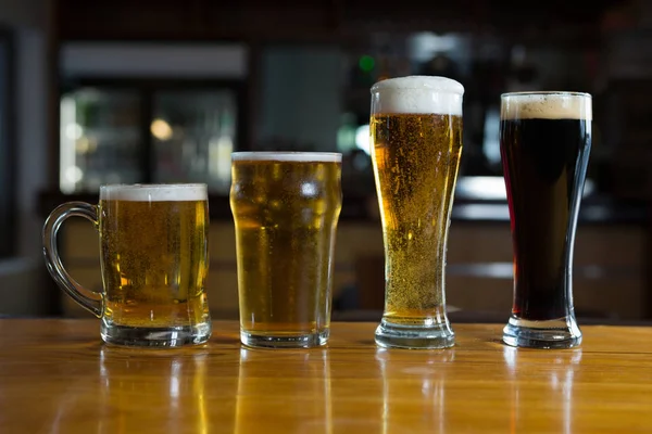 Szemüveges Beer a pultra — Stock Fotó