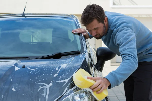 De medewerkers van de dienst auto wassen van een auto met spons — Stockfoto