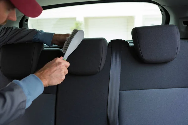 Auto serviço pessoal de limpeza de carro com escova — Fotografia de Stock