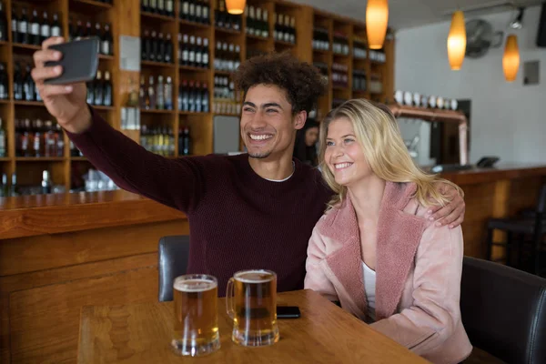 Paar macht Selfie mit Handy in Bar — Stockfoto