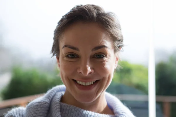 Mujer sonriente en casa —  Fotos de Stock